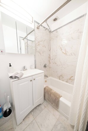 Apartment, 1 Schlafzimmer | Badezimmer
