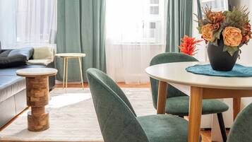 Apartment, 1 Bedroom | Dining room
