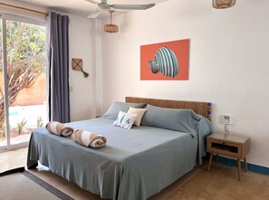 Loftsrom – deluxe, 1 kingsize-seng, aircondition, ved basseng | Skrivebord for bærbar PC, wi-fi (inkludert) og sengetøy