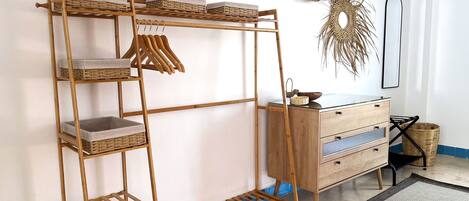 Ruang kerja komputer riba, Wi-fi percuma, cadar katil