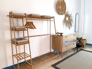 Espacio para trabajar con un portátil, wifi gratis, ropa de cama