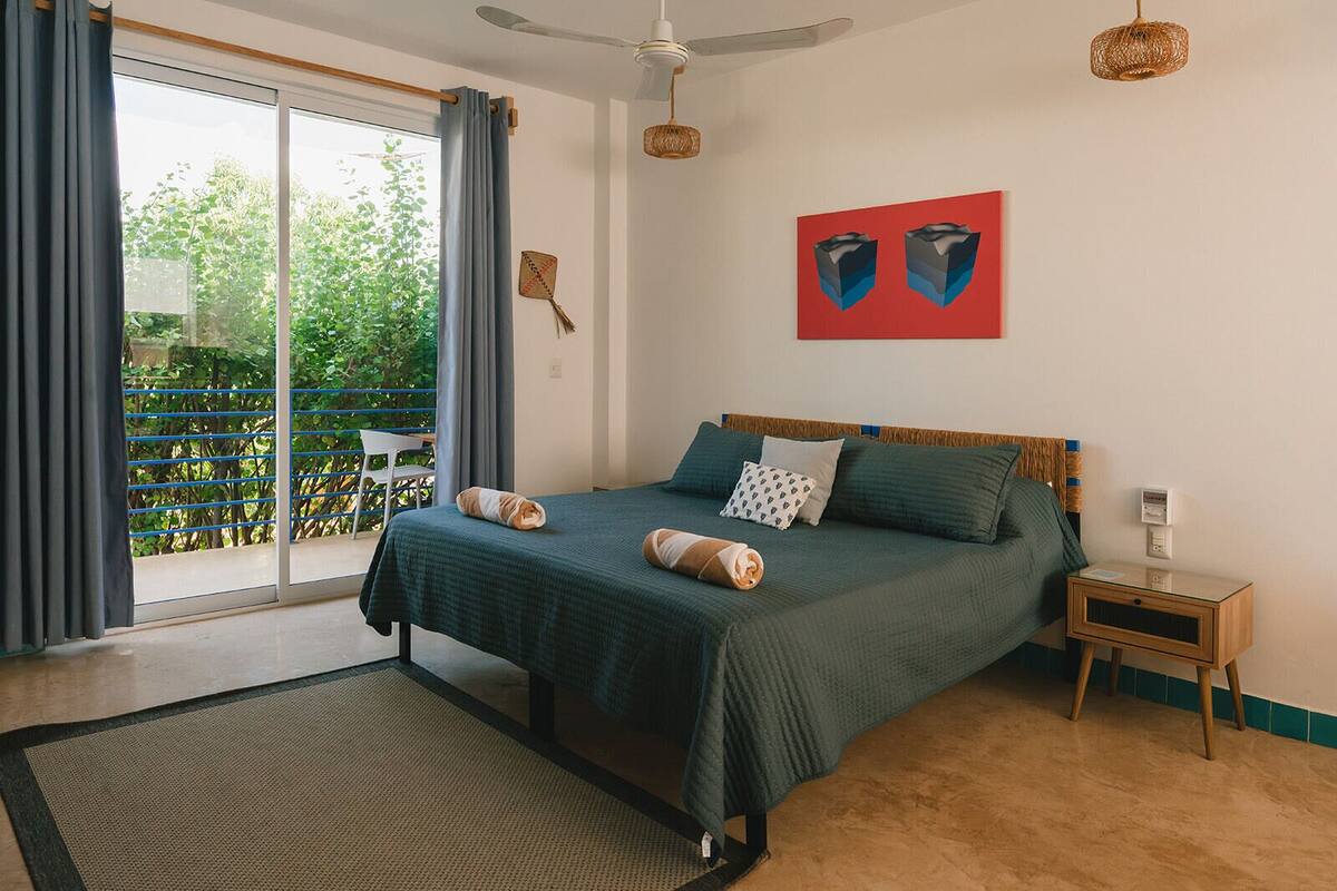 Loft luxo, 1 cama King, sacada, vista para o pátio | Espaço de trabalho para notebook, Wi-Fi de cortesia, roupa de cama
