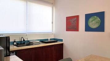 Loft Deluxe, 1 cama King size, balcón, vista al patio | Cocina privada | Refrigerador, microondas, parrilla de estufa y licuadora