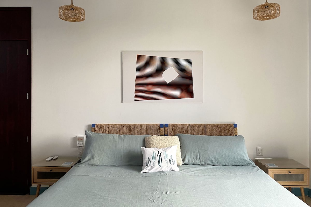 Deluxe Loft, 1 King Bed, Balcony, Courtyard View | Laptop workspace, free WiFi, bed sheets