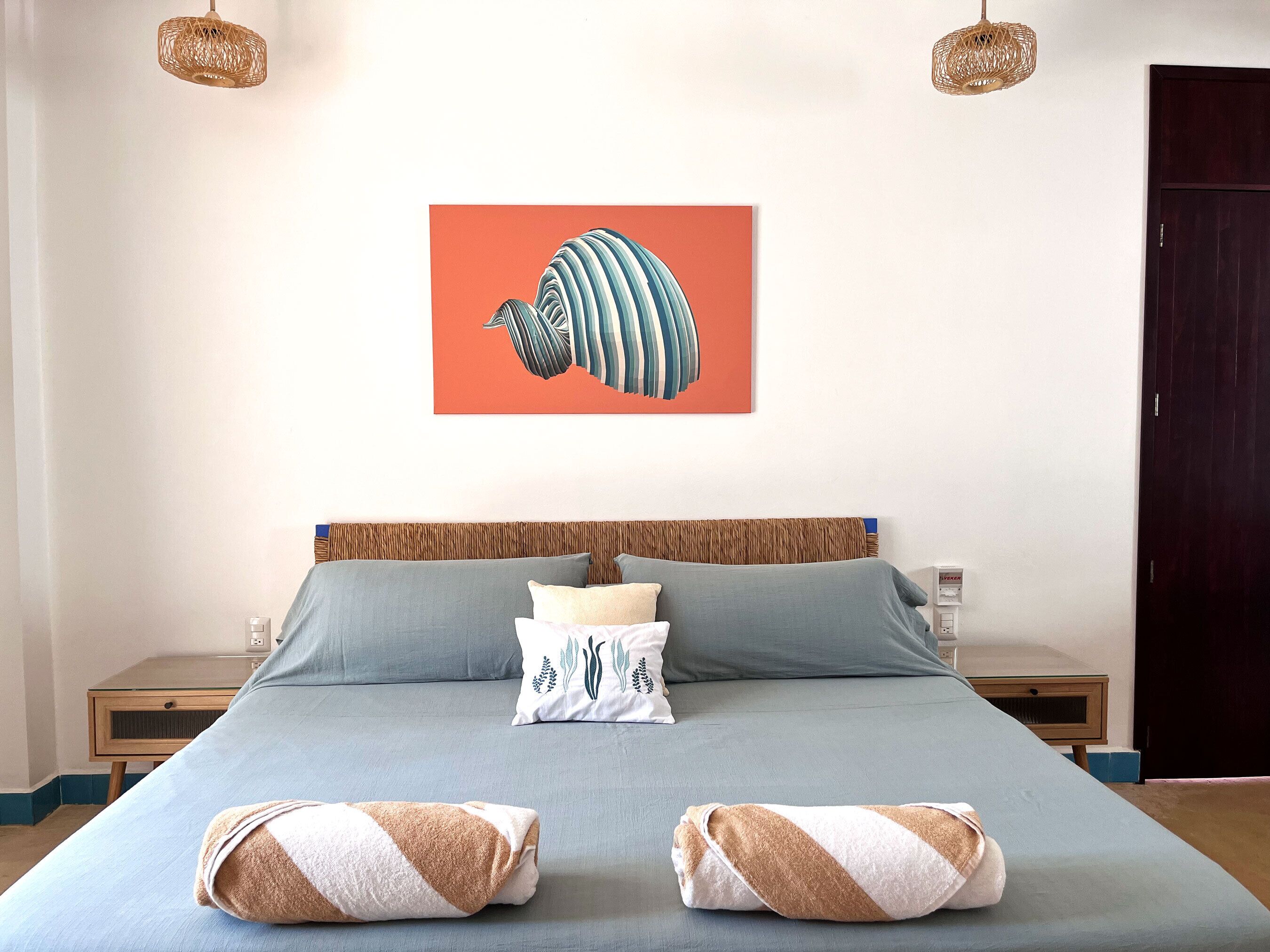 Deluxe-loftsværelse - 1 kingsize-seng - aircondition - ved pool | Arbejdsområde til bærbare computere, gratis Wi-Fi, sengetøj