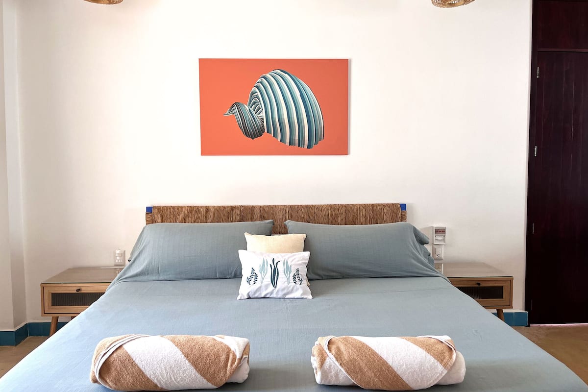 Deluxe Loft, 1 King Bed, Air conditioning, Poolside | Laptop workspace, free WiFi, bed sheets