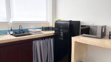 Refrigerador, microondas, parrilla de estufa y licuadora