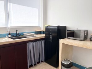 Fridge, microwave, stovetop, blender