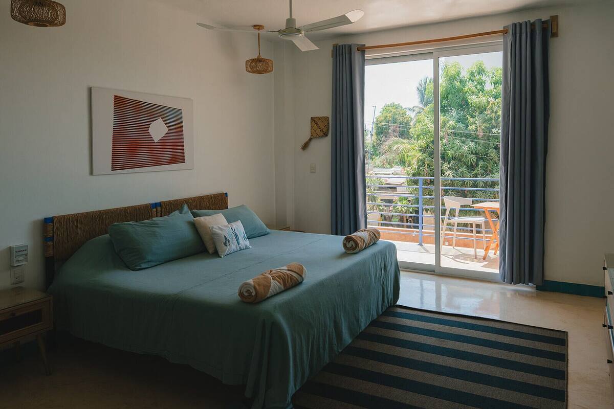 Loft luxo, 1 cama King, sacada, vista para o pátio | Espaço de trabalho para notebook, Wi-Fi de cortesia, roupa de cama