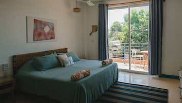 Deluxe Loft, 1 King Bed, Balcony, Courtyard View | Laptop workspace, free WiFi, bed sheets