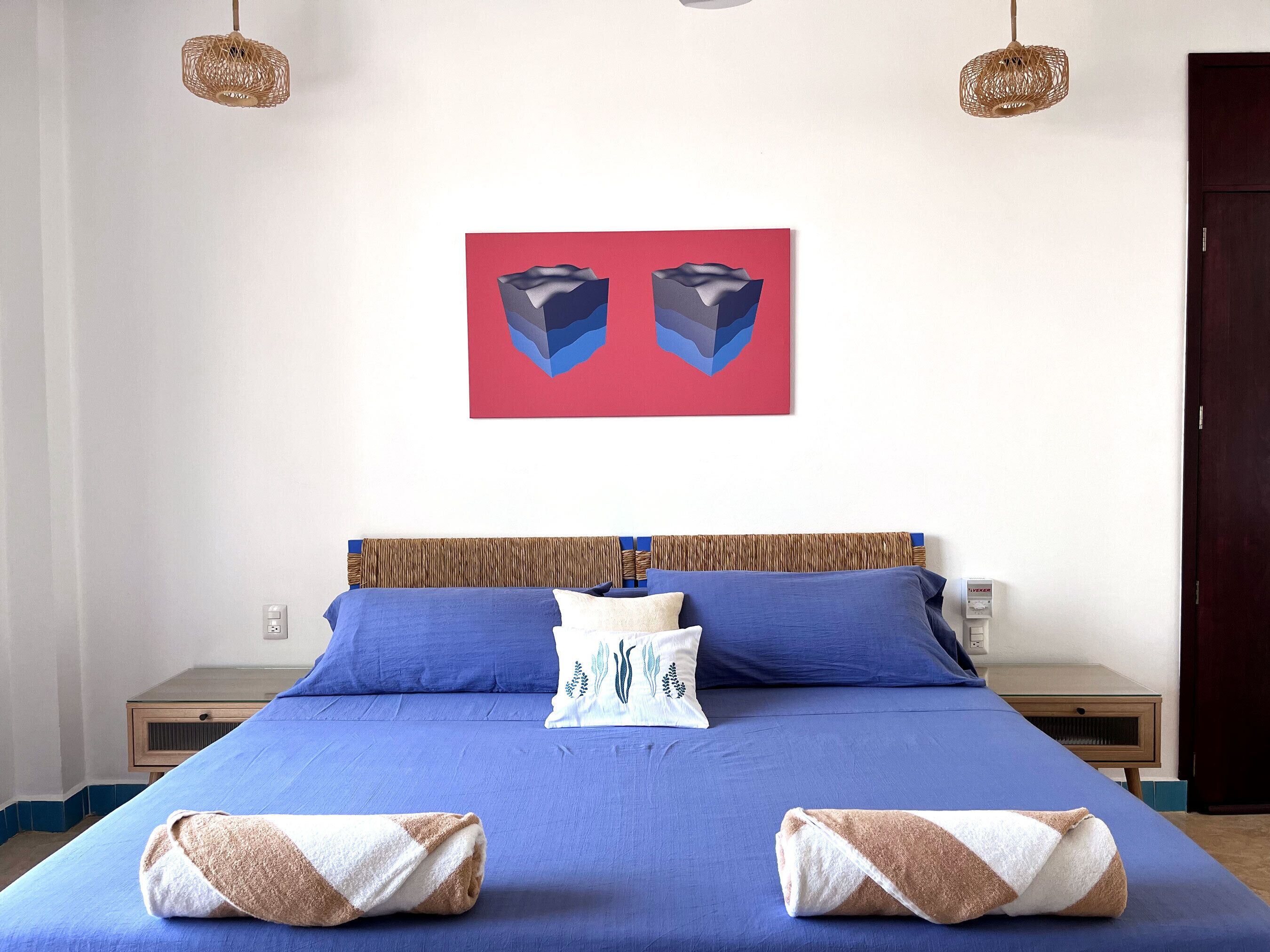 Deluxe-loftsværelse - 1 kingsize-seng - balkon - udsigt til gårdsplads | Arbejdsområde til bærbare computere, gratis Wi-Fi, sengetøj