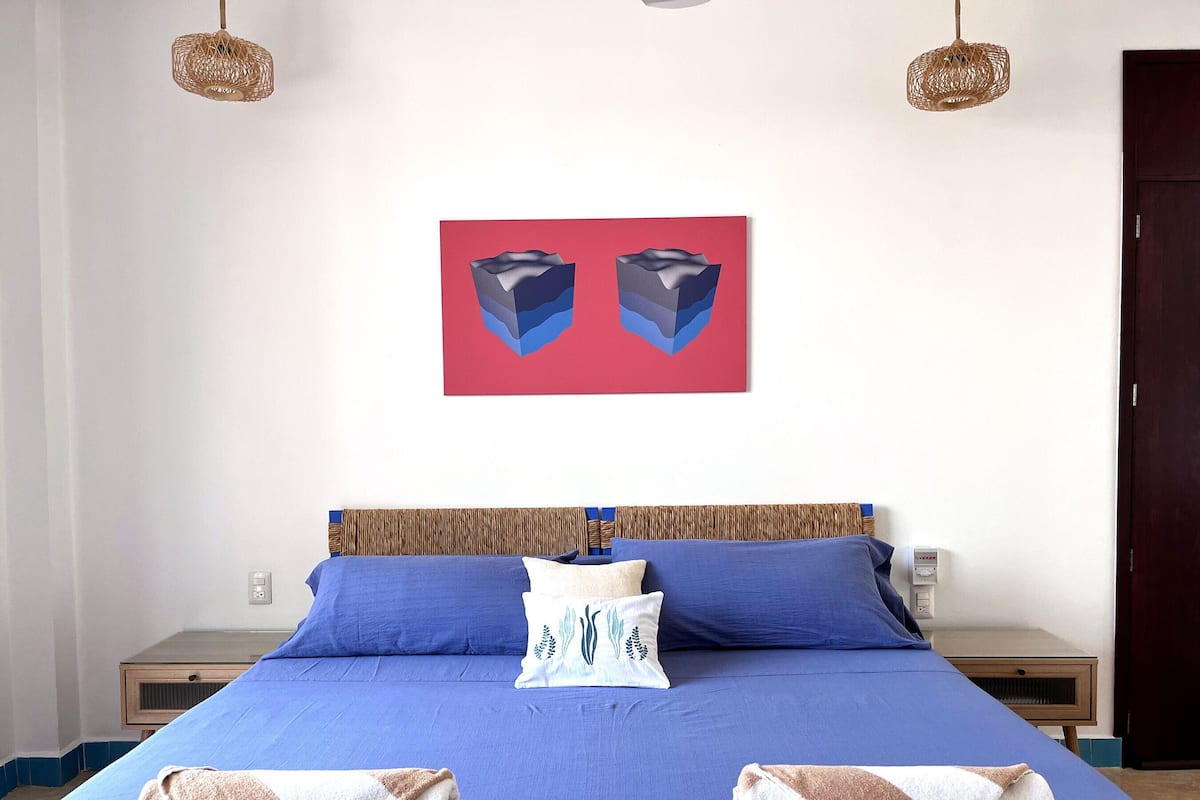 Deluxe Loft, 1 King Bed, Balcony, Courtyard View | Laptop workspace, free WiFi, bed sheets