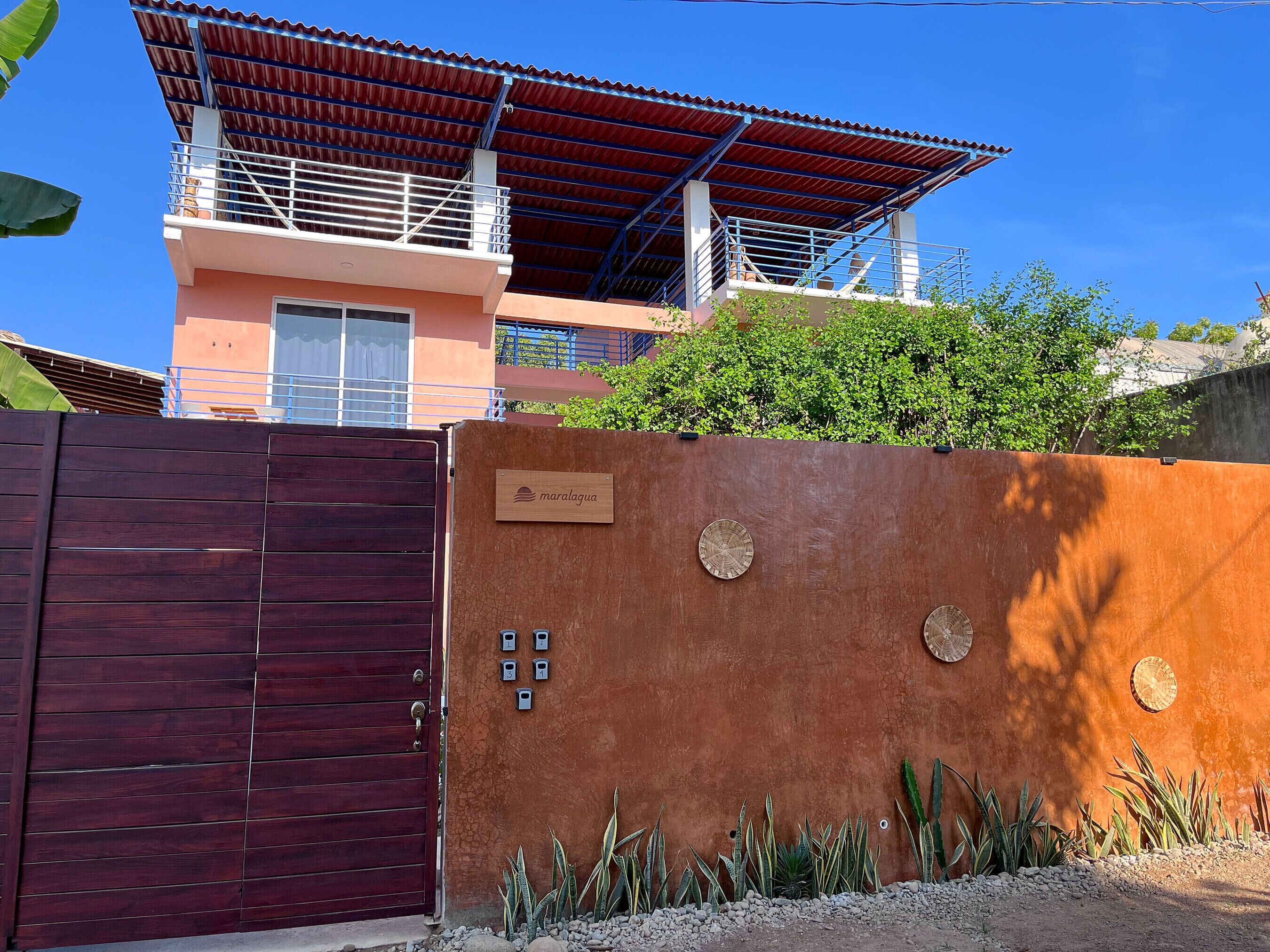 Vista frontal de la propiedad