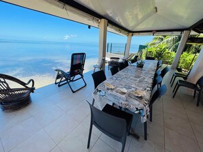 Outdoor dining - MOOREA BUNGALOW WITH SEA ACCESS (Moorea)