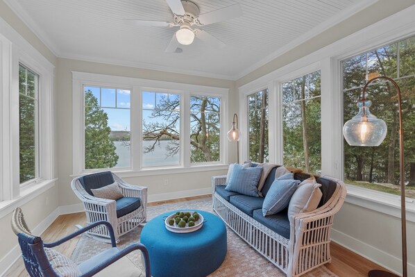 Smart TV, fireplace, table football - Lake House-Kayaks/Paddle Boards/Private Pier (Plymouth)