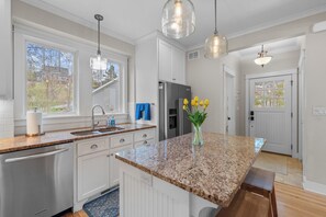 Fridge, microwave, oven, stovetop - Lake House-Kayaks/Paddle Boards/Private Pier (Plymouth)