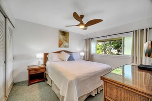 Iron/ironing board, WiFi, bed sheets - Wailua Bay View 215 Oceanfront condo (Kapaʻa)
