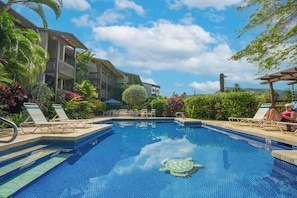 Pool - Wailua Bay View 215 Oceanfront condo (Kapaʻa)