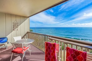 Outdoor dining - Wailua Bay View 215 Oceanfront condo (Kapaʻa)
