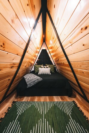 1 bedroom, iron/ironing board, WiFi, bed sheets - Arrow Haus with Hot Tub (Fairview)