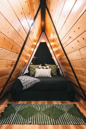 1 bedroom, iron/ironing board, WiFi, bed sheets - Arrow Haus with Hot Tub (Fairview)