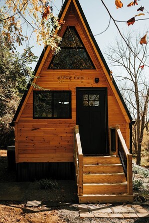 Exterior - Arrow Haus with Hot Tub (Fairview)