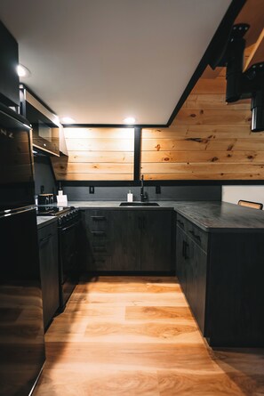 Private kitchen - Arrow Haus with Hot Tub (Fairview)