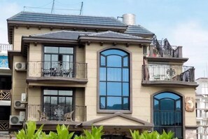 المنشأة من الخارج