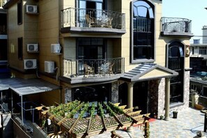 المنشأة من الخارج