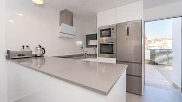 Een koelkast, een magnetron, een oven, een kookplaat