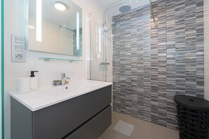 Douche, sèche-cheveux, serviettes fournies