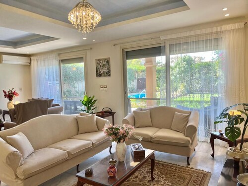 Charming 3-bedroom house in wonderful El Sheikh Zayed City swimming pool jacuzzi