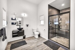 Free toiletries, hair dryer, towels, soap - Austin Getaway w Pool Hot Tub Games More (Lakeway)