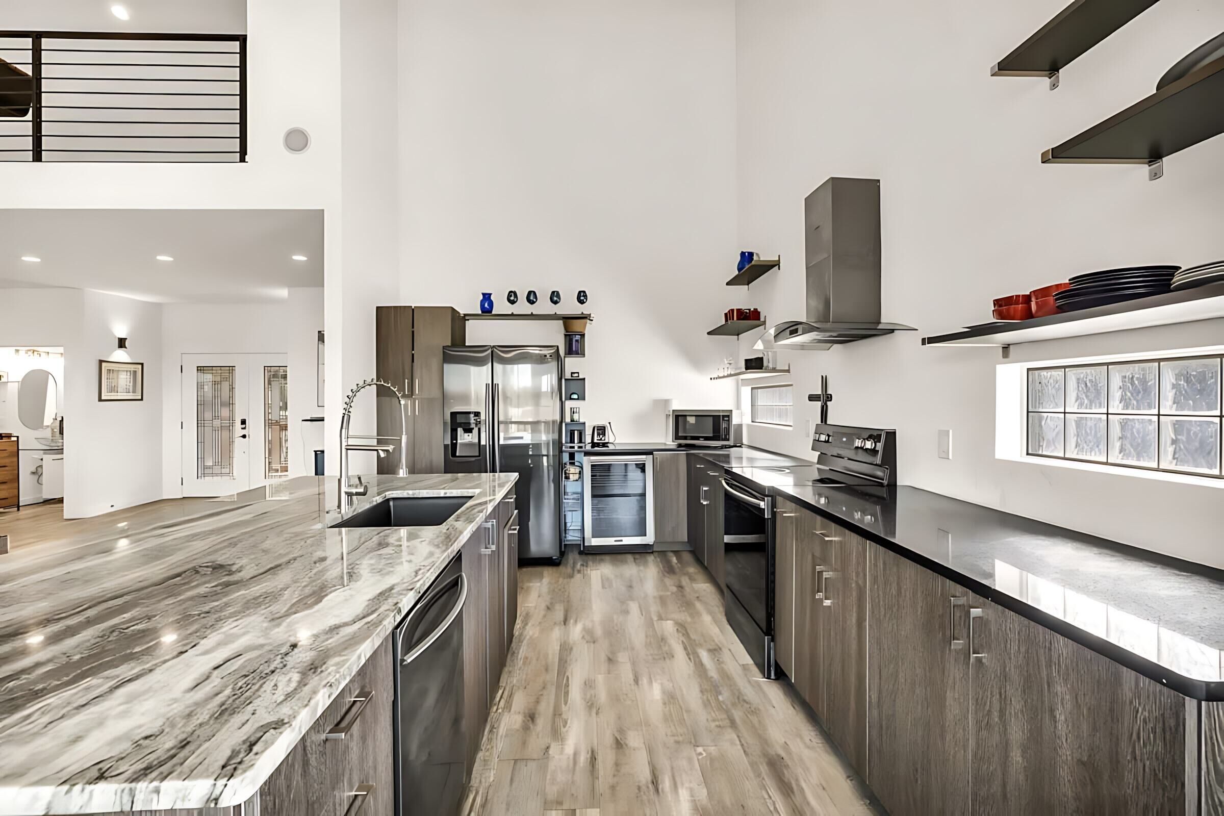 Full-size fridge, microwave, oven, stovetop