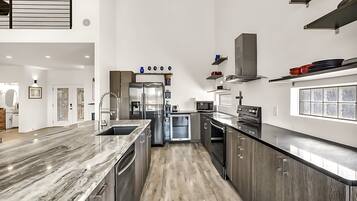 Full-size fridge, microwave, oven, stovetop