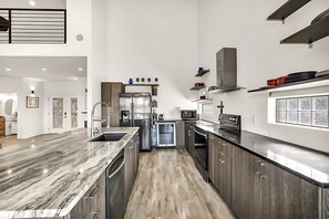 Geladeira grande, micro-ondas, fogão, cooktop