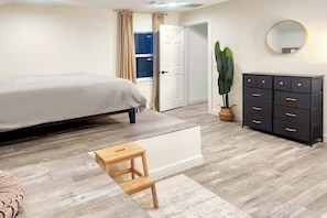 6 bedrooms, desk, laptop workspace, iron/ironing board