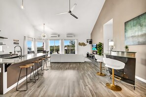 Full-sized fridge, microwave, oven, stovetop - Austin Getaway w Pool Hot Tub Games More (Lakeway)