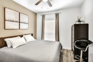 6 Schlafzimmer, Schreibtisch, laptopgeeigneter Arbeitsplatz