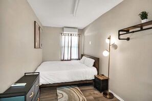 6 quartos, escrivaninha, espaço de trabalho para notebook