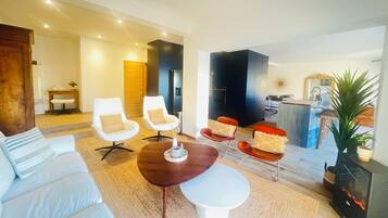 Télévision, cheminée, écrans d'ordinateur