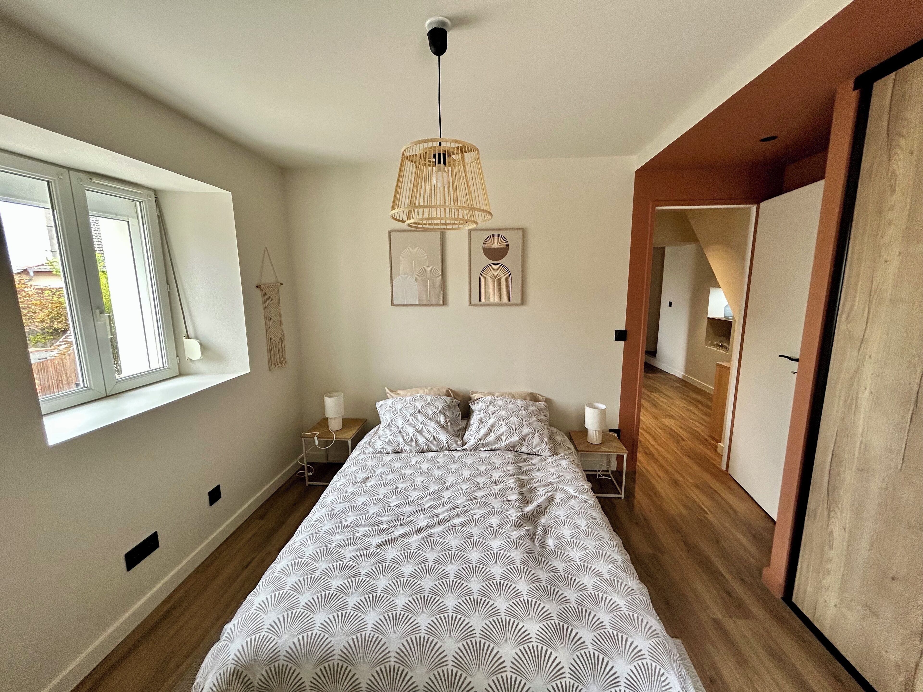 3 habitaciones, tabla de planchar con plancha, wifi y ropa de cama 