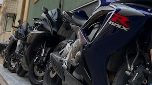 Une rangée de motos garées devant un bâtiment sur lequel est apposée une enseigne indiquant « Kale Room ».