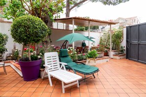 Terrace/patio - MONDELLO COTTAGE-ULIVO 1- EXCLUSIVE APARTMENT IN VILLA IN MONDELLO (Palermo)