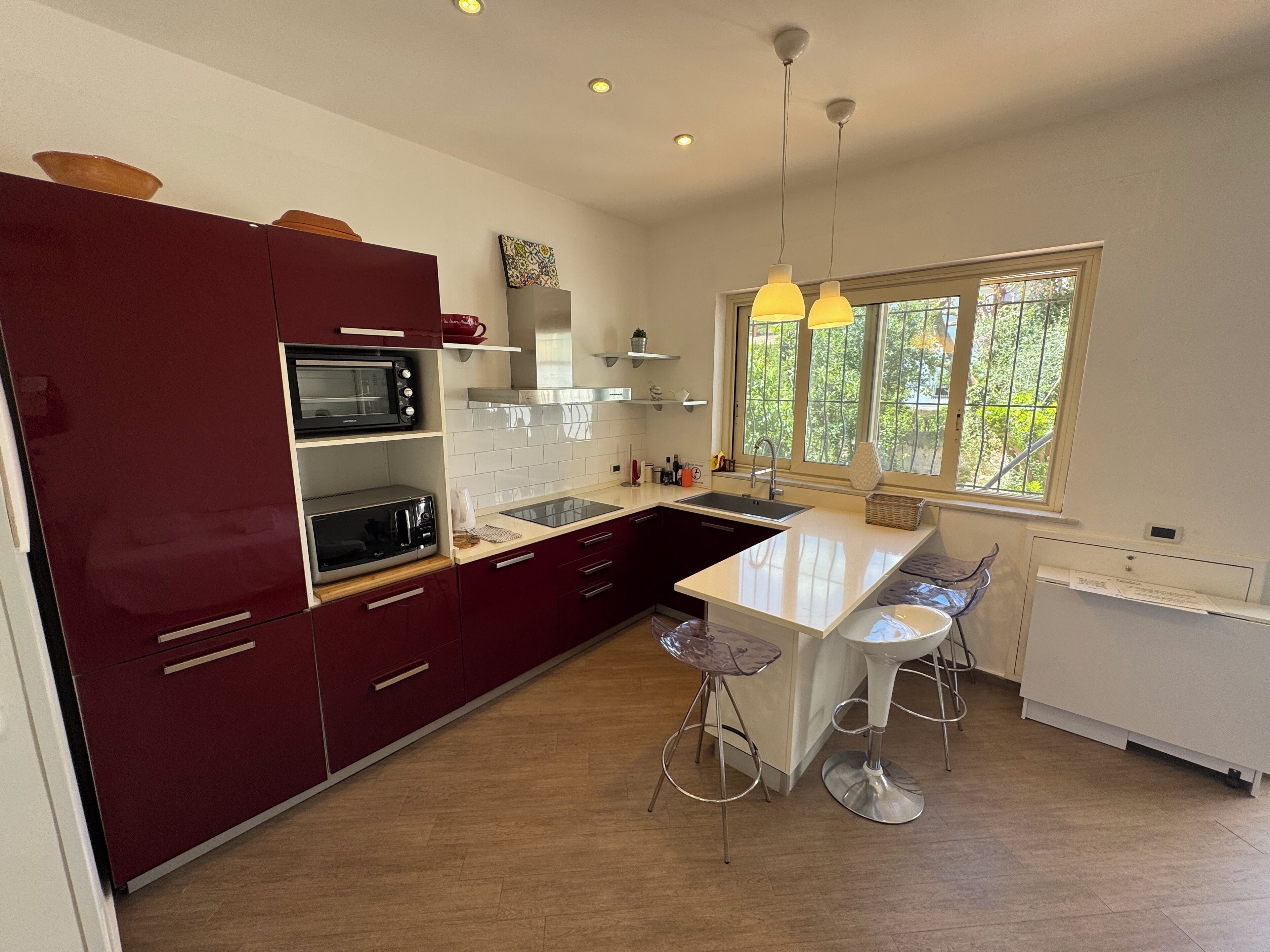 Frigorifero, microonde, forno, piano cottura