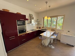 Réfrigérateur, four à micro-ondes, un four, surface de cuisson