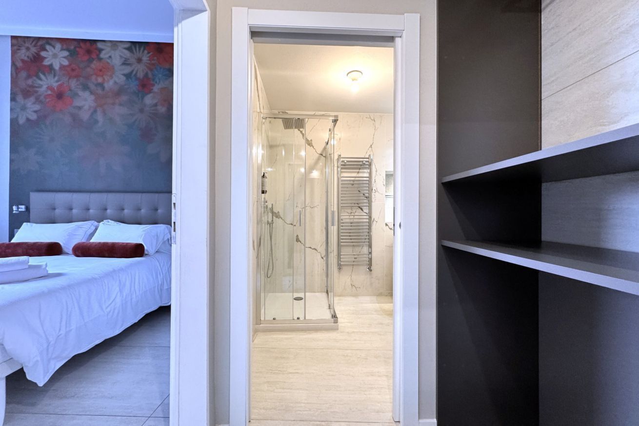 Safe på rommet, skrivebord, wi-fi og sengetøy