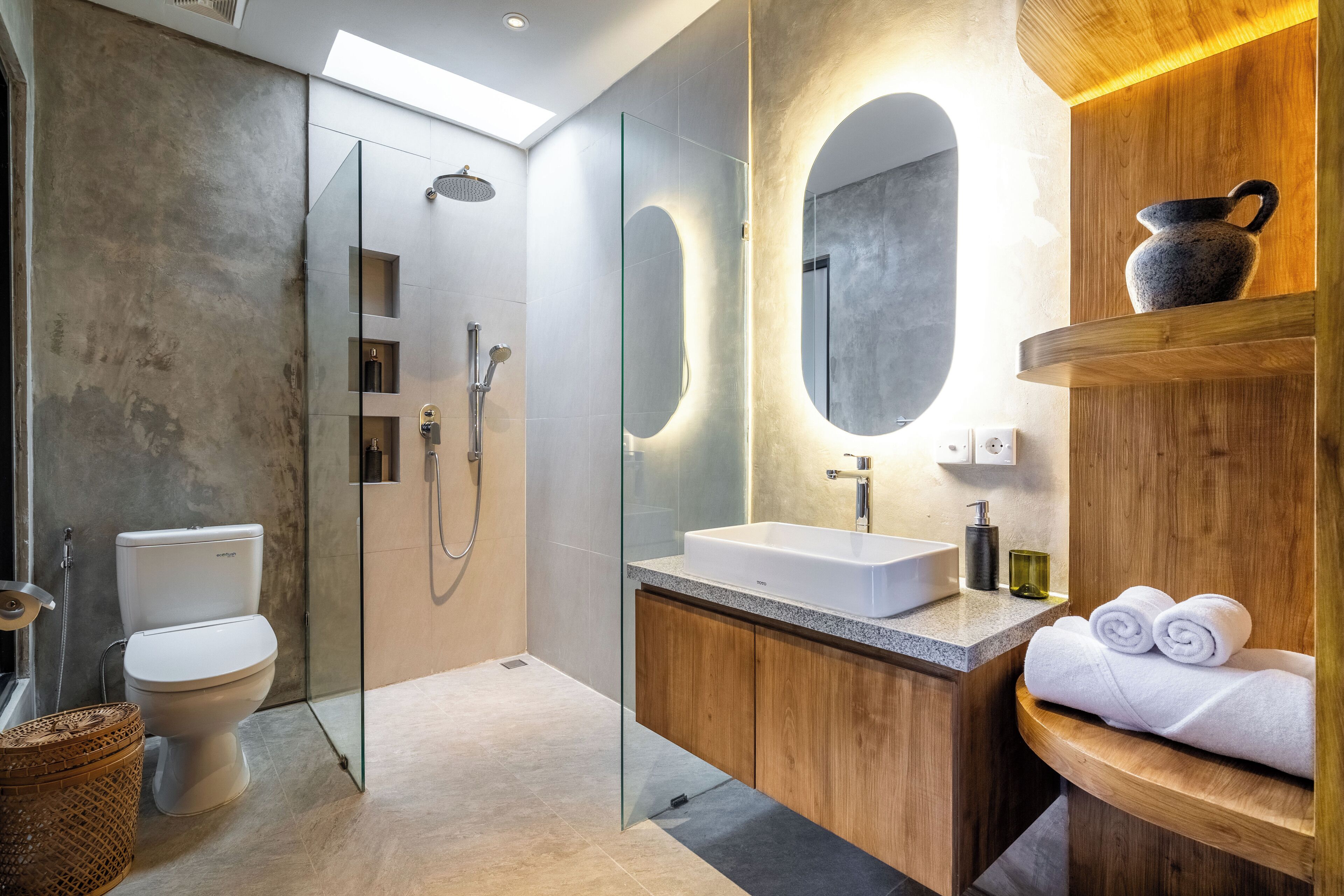 Dusche, kostenlose Toilettenartikel, Haartrockner, Bademäntel