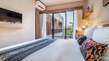 Desk, laptop workspace, iron/ironing board, free WiFi