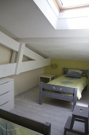2 bedrooms, iron/ironing board, travel cot, Internet